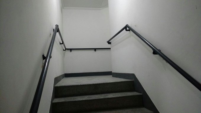 Visitante que teve fratura óssea ao cair de escada será indenizada pelo condomínio